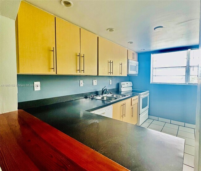 Building Photo - 8101 SW 73rd Ave