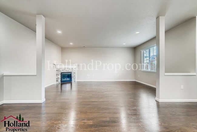 Building Photo - Charming 4-Bedroom Home Near Parks and Tra...