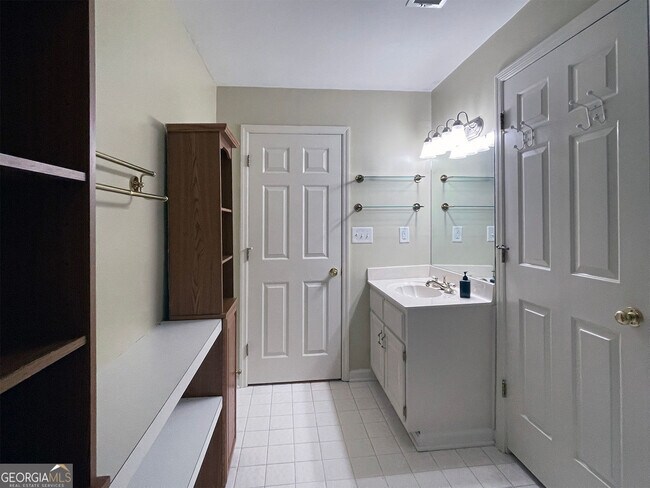 Building Photo - 3550 River Trace Dr