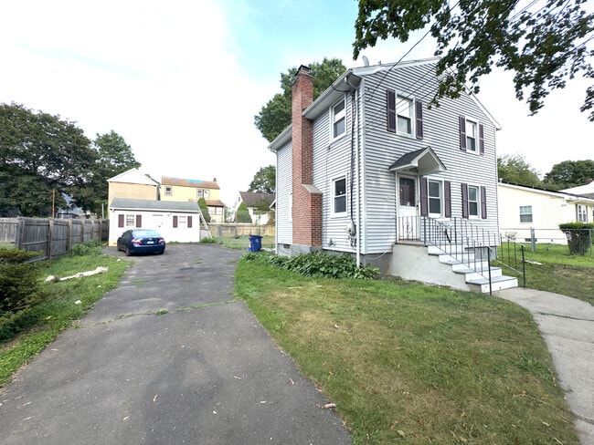 Building Photo - 220 Pond St