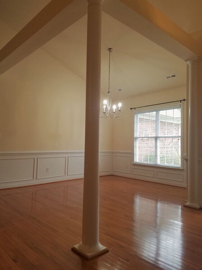Building Photo - Beautiful transitional 4 bedroom brick ran...