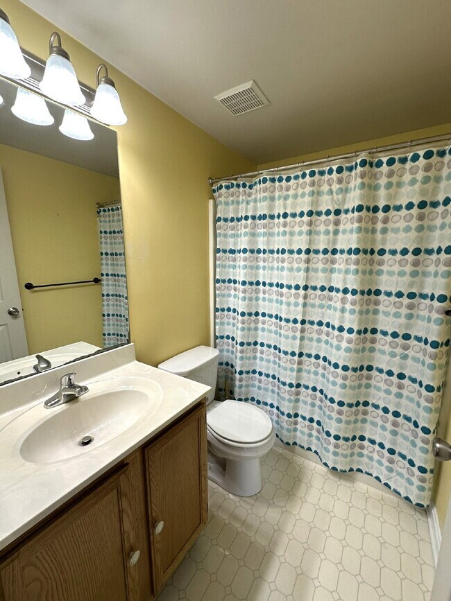 Building Photo - COMING SOON! Top Floor Condo in Hampstead