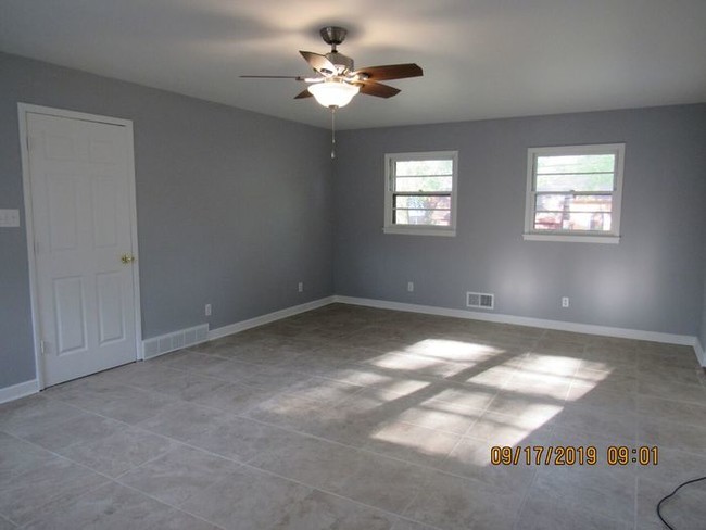 Building Photo - SECTION 8 ACCEPTED - 4550 S Keystone Ave