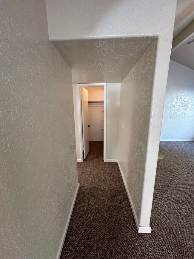 Building Photo - 312 N Riverside Dr