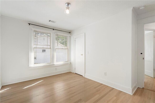 Building Photo - 2512 Brookwood Dr NE