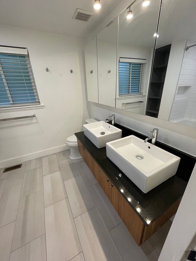 Building Photo - STUNNING Four Bedroom Ranch in Denver, CO-...