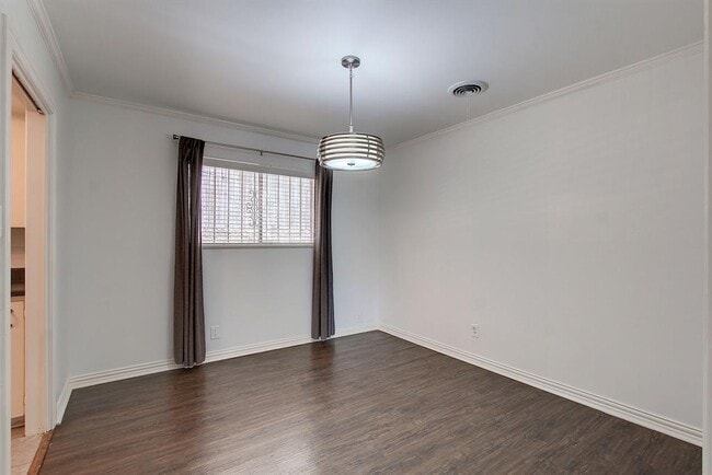 Building Photo - 1304 Loma Dr