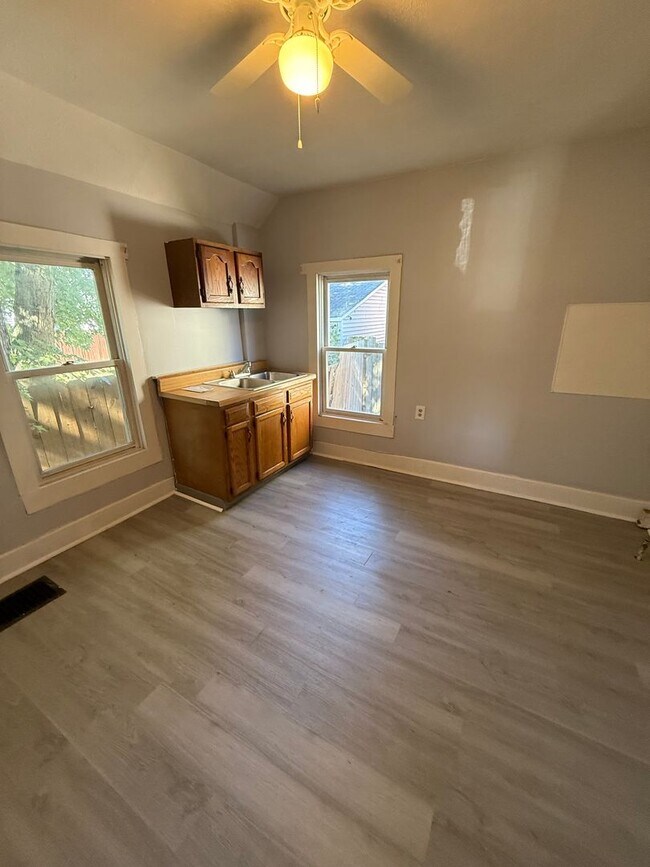 Building Photo - SECTION 8 and EDEN Accepted!! Newly Renovated 2 Br Home!