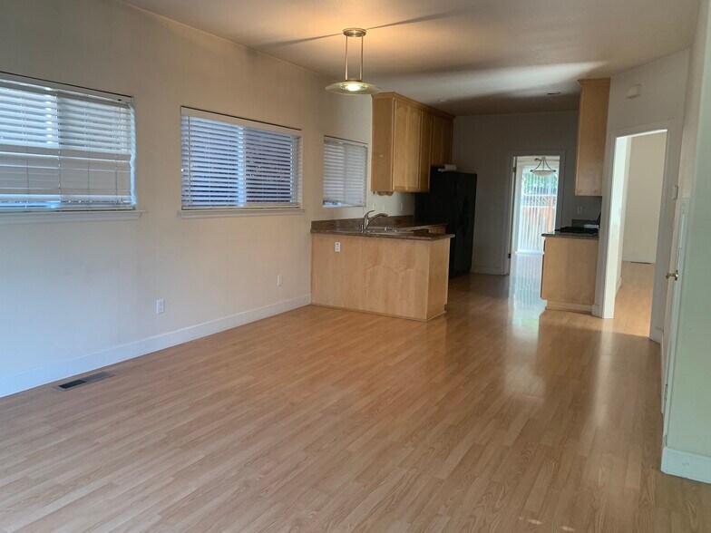 Building Photo - 400 Cypress Ave
