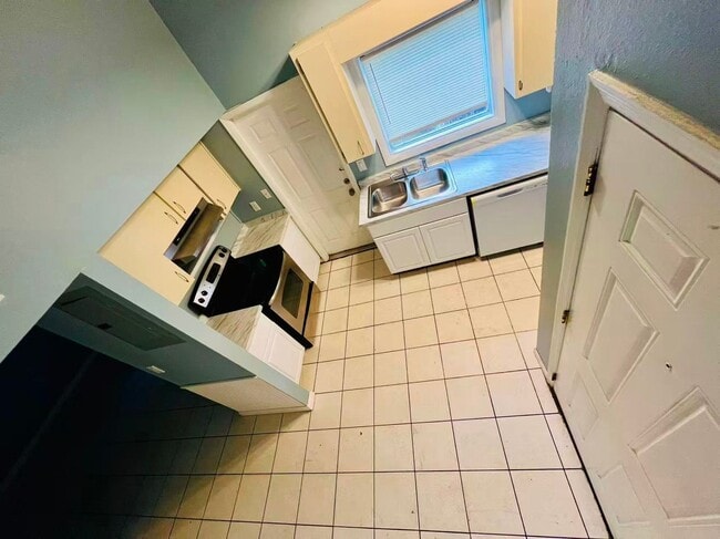 Building Photo - Nice 2bed and 1.5 bath townhouse near USF