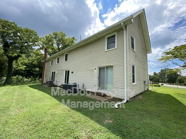 Building Photo - 210 Milford St