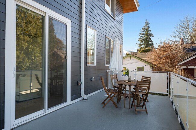 Building Photo - 4510 1st Ave NE