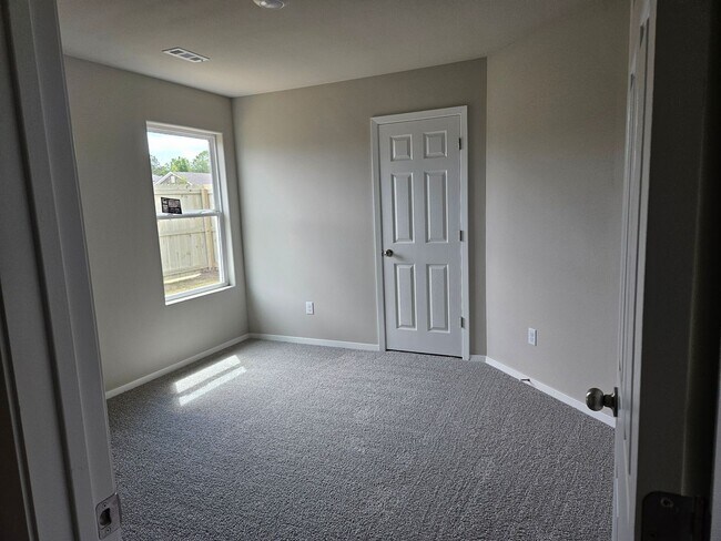 Building Photo - PRE-LEASING FOR AUG 10 MOVE-IN - Newer 4 bedroom / 2 bathroom home!