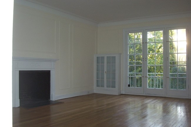 Living room with fireplace - Winthrop Hall