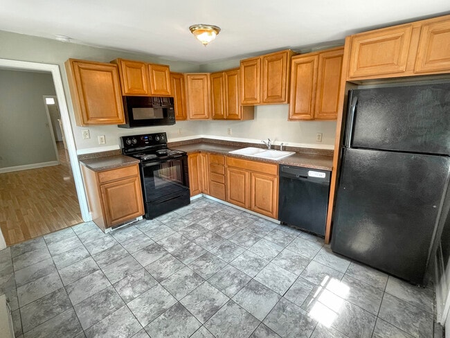 Primary Photo - 334 Oak St