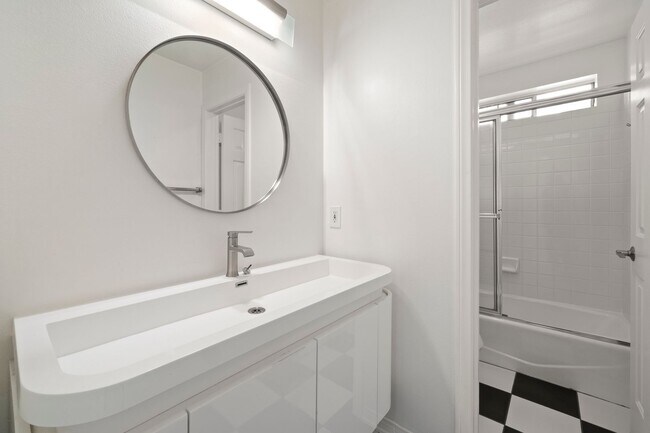 Building Photo - Beautiful 3-bedroom, 2.5-bath tri-level to...
