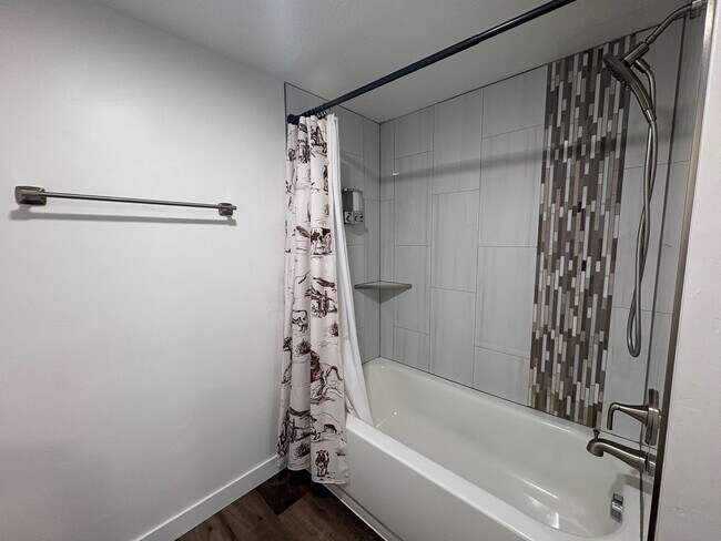 Building Photo - 380 Utah Ave