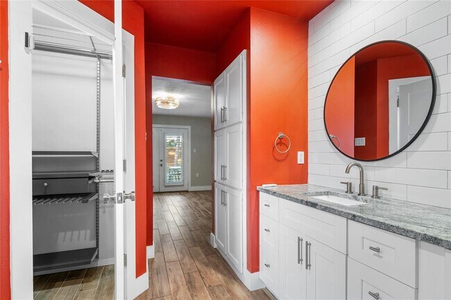 Building Photo - 1104 Durham Dr