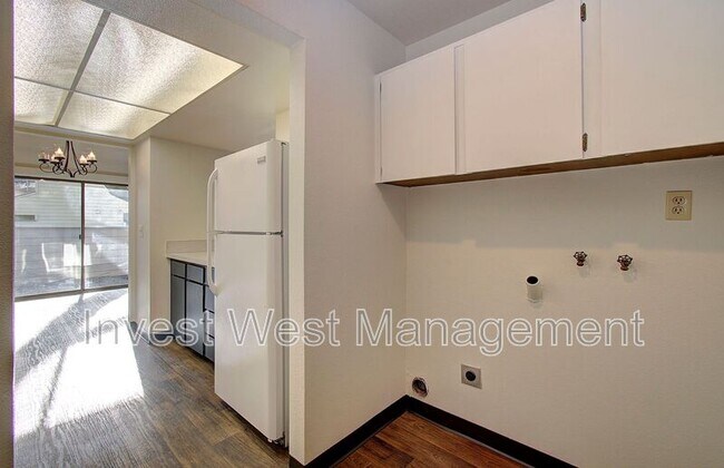 Building Photo - 8604 NE Mason Dr