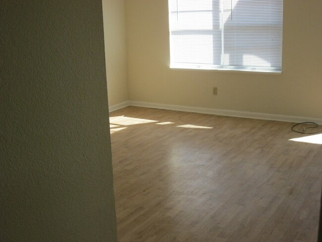 Building Photo - 754 Demaret Dr
