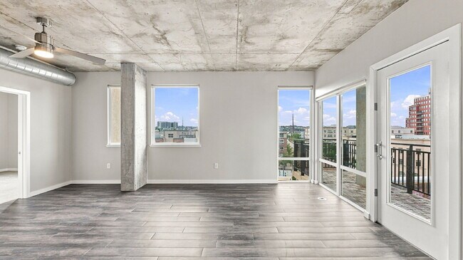 Building Photo - $2,820.95- 2 bed, 1 bath Condo in the heart of Denver with In Unit Laundry!