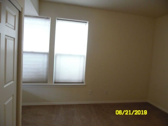 Building Photo - 325 NW Cypress St