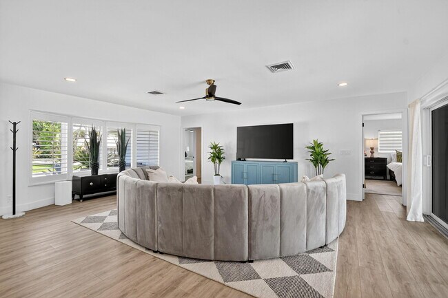 Building Photo - 891 Hickory Terrace