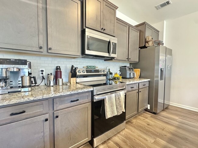 Building Photo - AVAILABLE NOVEMBER [PET FRIENDLY]