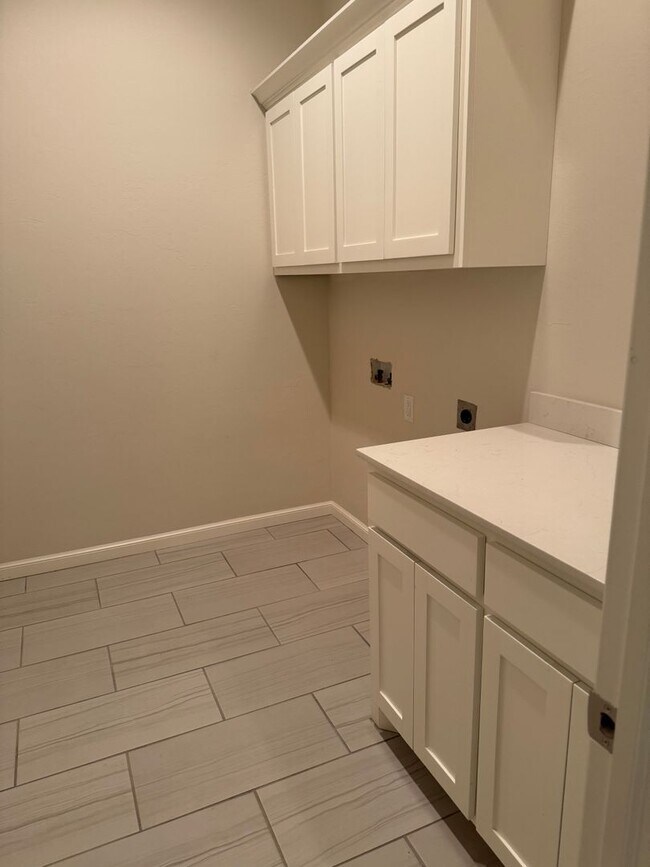 Building Photo - 3 Bed 2 bath with an office in The Enclave