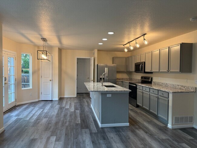 Building Photo - Great 4 bed 3 bath home Wolf Creek Neighbo...