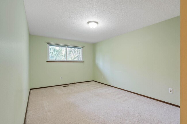 Building Photo - Spacious, well-cared for 4-bdrm/3-bath split-level—Family/laundry rooms, backyard, garage