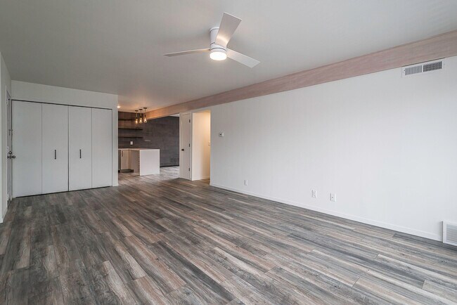 Building Photo - 2124 Pauline Blvd