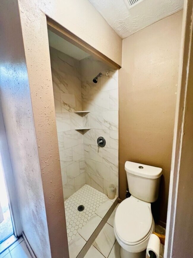 Building Photo - EFFICIENCY UNIT WITH TILE FLOORING THROUGHOUT