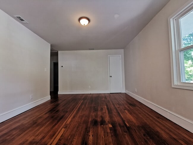 Living - 514 Porter St