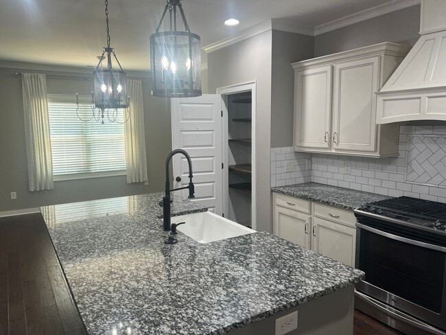 Building Photo - Must See Home In Madison City!