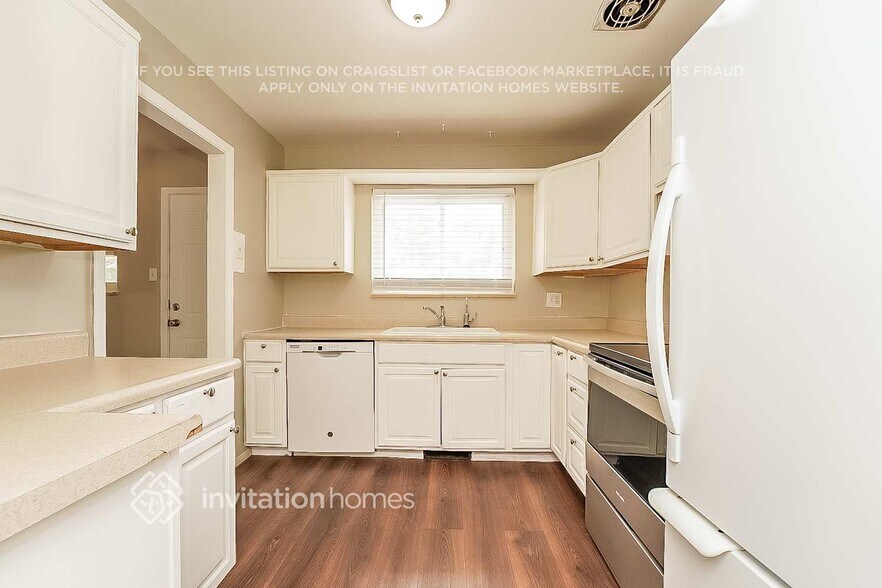 Building Photo - 402 S Robb Way