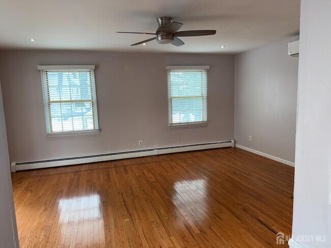 Building Photo - 134 Oak St
