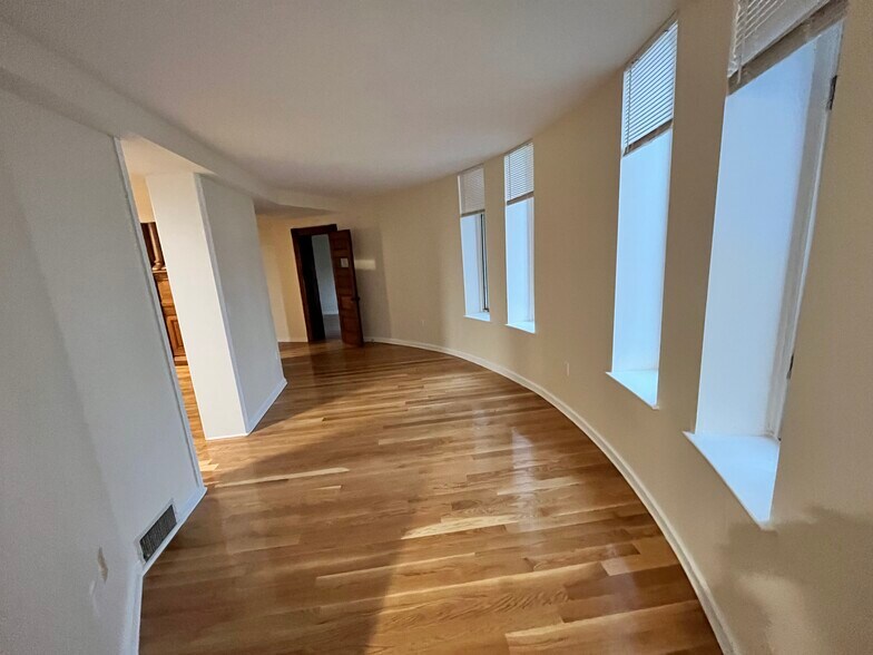 Building Photo - 17 Bow St