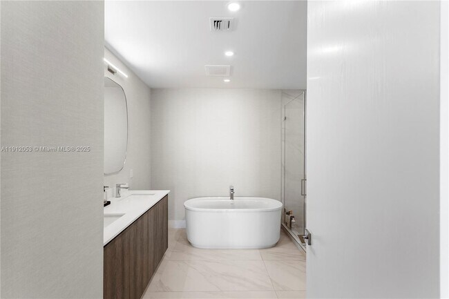 Building Photo - 17550 Collins Ave