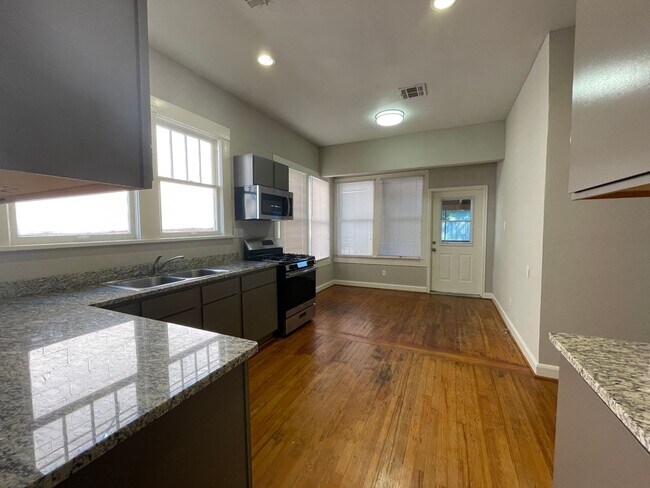 Building Photo - Pelican -603 Bres Ave (Duplex)