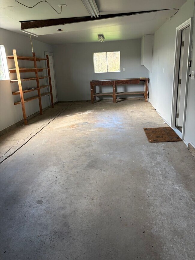 Building Photo - Large home on rural property in Carlton
