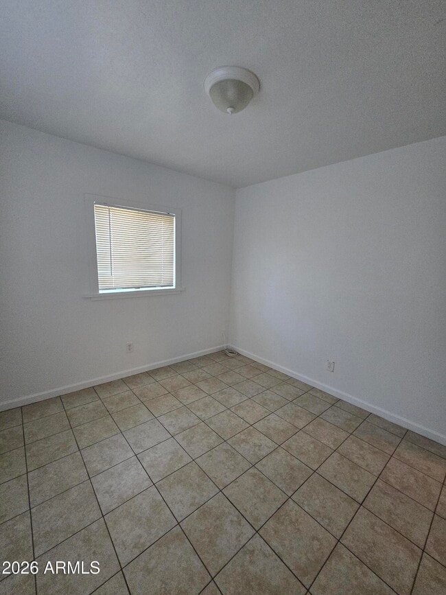 Building Photo - 6 E Hill Dr
