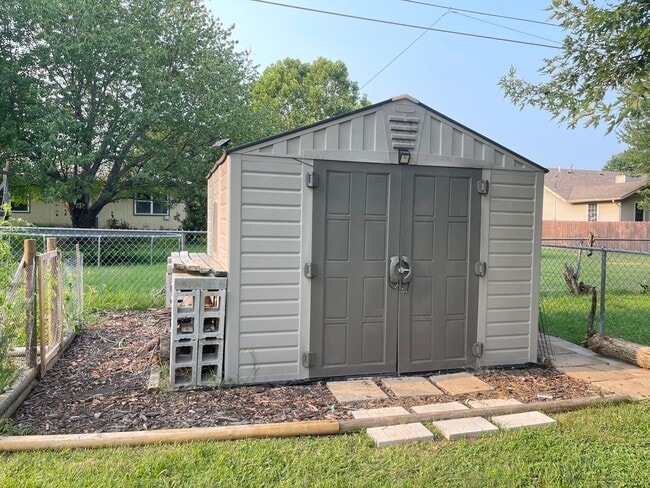 Building Photo - 1441 W Seminole St