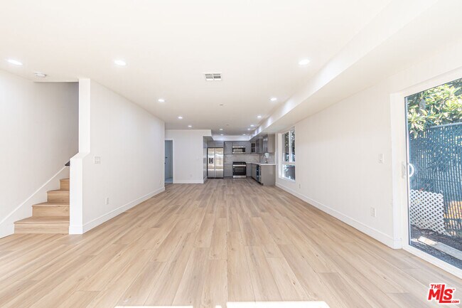 Building Photo - 5434 Romaine St