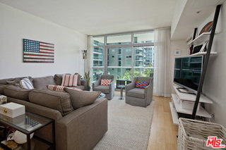 Building Photo - 13700 Marina Pointe Dr