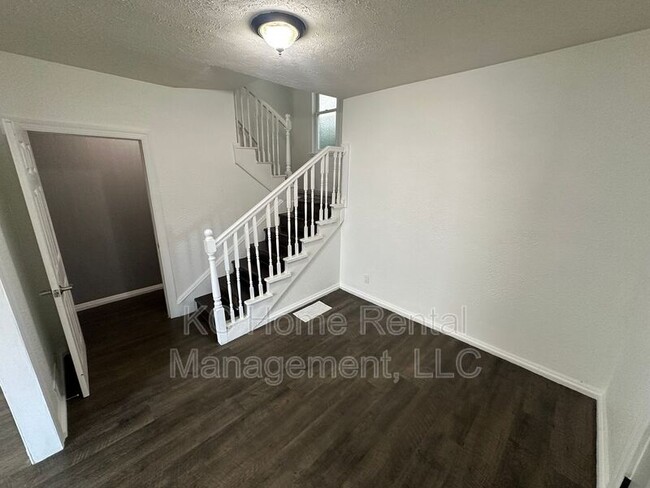 Building Photo - 2316 Spruce Ave
