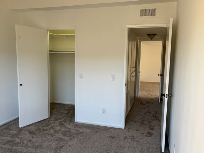 Building Photo - Gorgeous condo with Amazing Views!