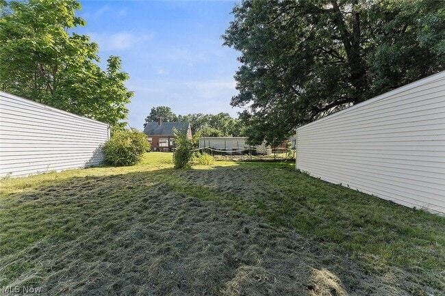 Building Photo - 866 E 209th St