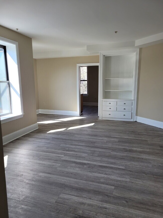 Building Photo - Bright Two Bedroom Apartment on Penn Ave., Wilkinsburg