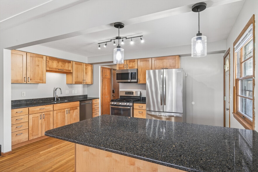 Soft close cabinets - 1810 Ulysses St NE